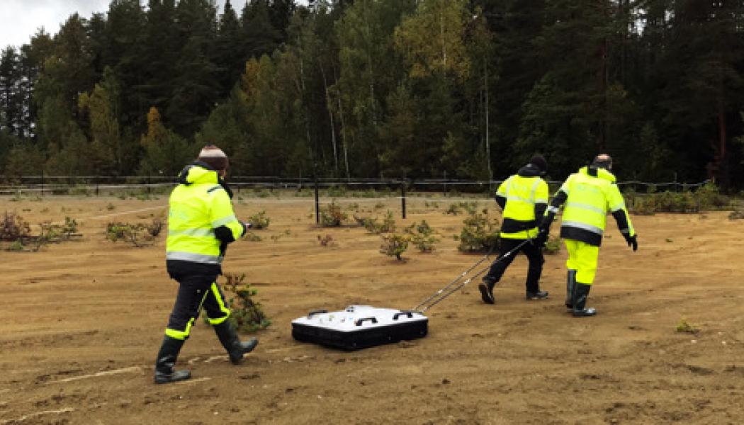 SGU:s georadarsystem i användning vid Källfallet. En operatör kan dra systemet och sköta datainsamlingen.Foto: Mehrdad Bastani/SGU