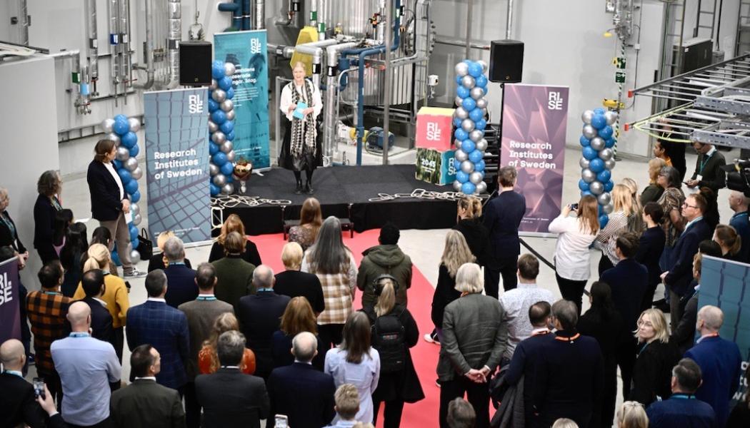 RISE vd Malin Frenning invigningstalar i den nya pilothallen i Örnsköldsvik. Foto: RISE