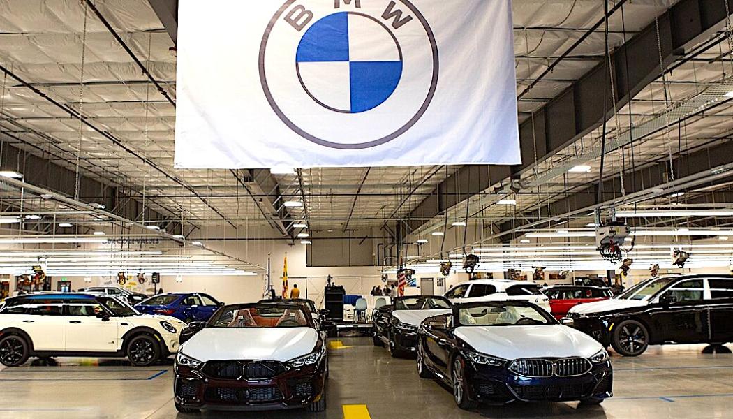 Bilden visar BMW:s leveranscentral i München. Trots flera nya utmaningar har BMW en fortsatt stark investeringsstrategi. Under första kvartalet 2024 investerade företaget två komma tre miljarder euro i framtida modeller och innovationer. För året förväntar sig BMW att generera ett fritt kassaflöde på över fyra miljarder euro inom sin fordonssegment​. Foto: BMW