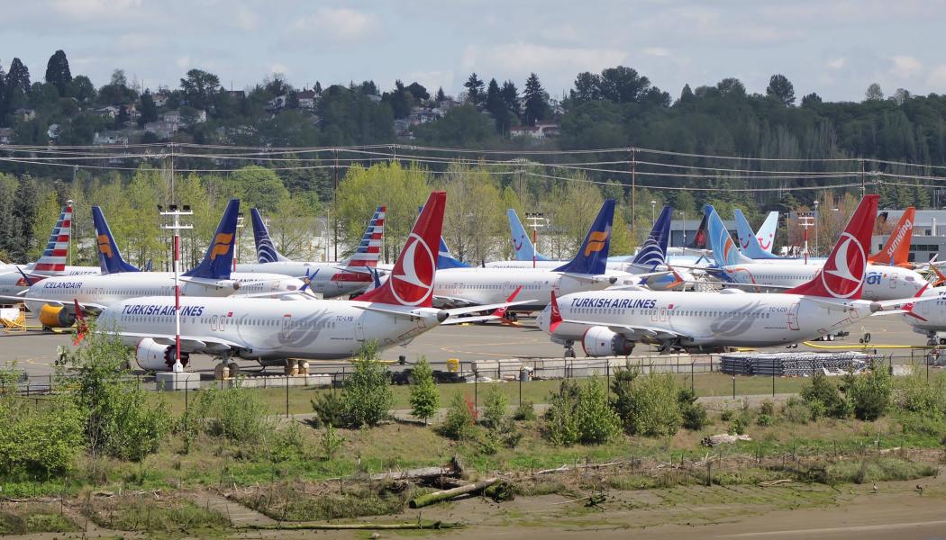 Några av de tiotals Boeing 737 MAX-flygplan som inte levererats och som parkerats vid Boeing Field i Seattle, USA efter att modellen stoppats, 2019. Bilden är tagen från South Park Bridge. Foto: Wikipedia Common, Kredit: CC BY-SA 4.0.









