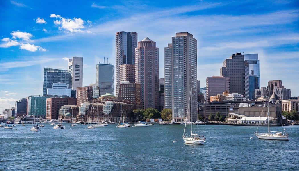 Boston och Cambridge, som ligger på andra sidan Charles River, är hem för flera framstående universitet, såsom MIT, Harvard och Boston University. Här finns också sju av de tio största forskningssjukhusen i USA samt många riskkapitalbolag i Kendall Square. Foto: Creative Commons Lic, kredit: usmc0491