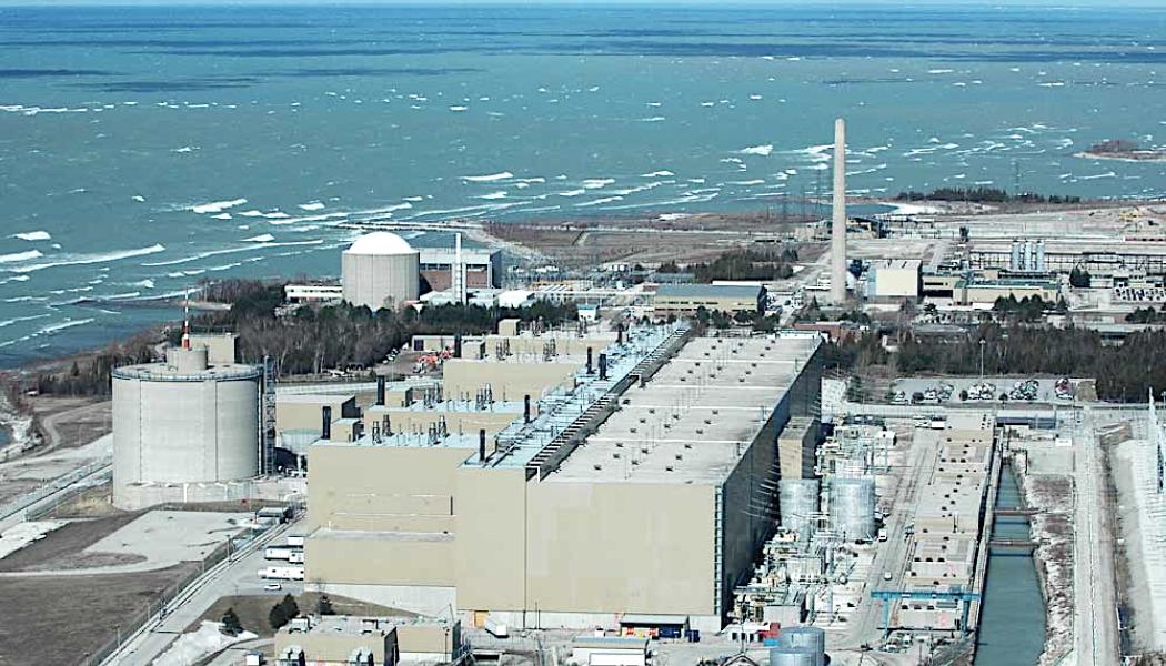 Bruce kärnkraftverk (Kanada), en av de största kärnkraftsanläggningarna i drift i världen. Flygfoto av Bruce kärnkraftverk nära Kincardine i Ontario. Foto av Chuck Szmurlo publicerad avi Wikipedia Commons.