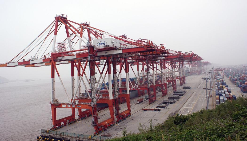 Containerterminal i Shanghai. Foto: Bruno Corpet (quoique)/Wikimedia Commons