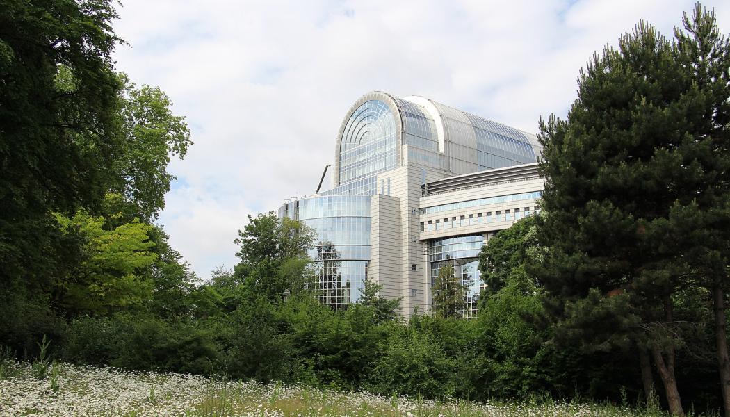 Europaparlamentets gigantbygge i Bryssel. ESG-direktivet härifrån hotar nu den fria företagsamheten, en grundbult i ett fritt näringsliv och i vår demokrati.  Foto: Wikimedia Commons/Fred Romero, Paris

