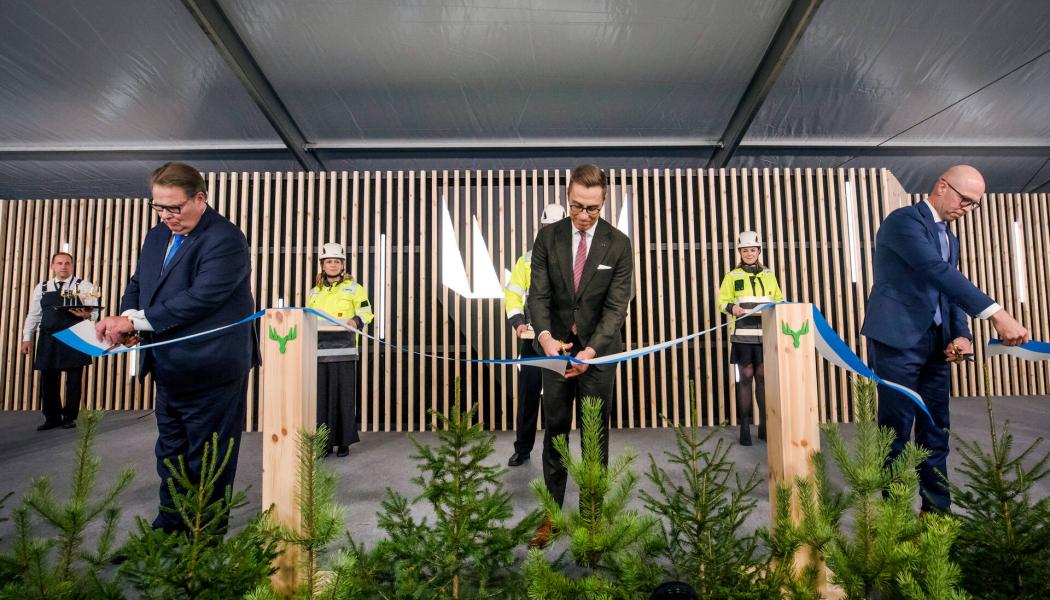 Bruket invigdes av Finlands president Alexander Stubb, styrelseordföranden för Metsäliitto Osuuskunta Jussi Linnaranta och Metsä Groups vd och koncernchef Ilkka Hämälä. Foto: Nina Susi/Metsä Group
