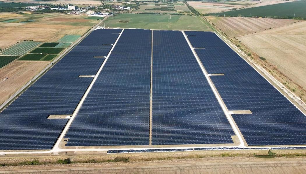 Efter att det första i Bulgarien solparken i projektportföljen i Dalgo Pole byggdes av SENS LSG år 2022, påbörjades byggandet av sektion B i slutet av 2022. Denna del av projektet förväntas generera cirka 78 000 megawattimmar grön el per år. Sektion C, som är den största delen av projektet, har en årlig produktion på mer än 142 000 megawattimmar. I denna del av solparken installerades och anslöts cirka 160 000 solpaneler till elnätet på mindre än ett år. Foto: SENS Energy
