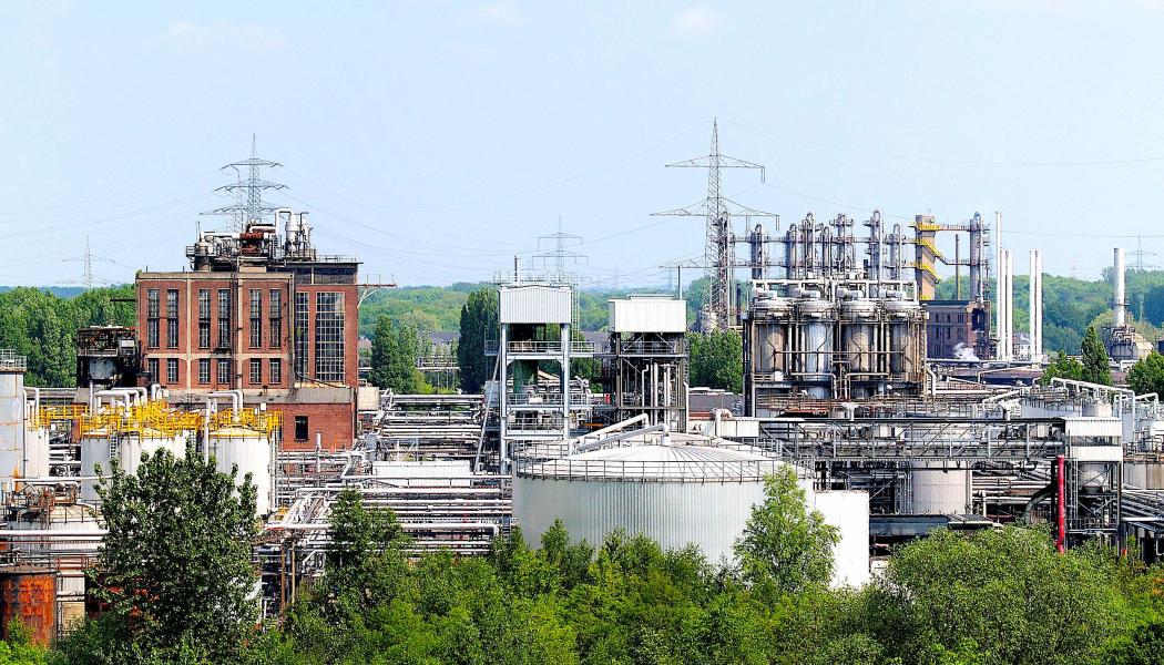 Kemisk produktionsanläggning av företaget Ruetgers Chemicals GmbH i Castrop-Rauxel, Tyskland. Foto: Wikipedia, kredit: Arnoldius 
