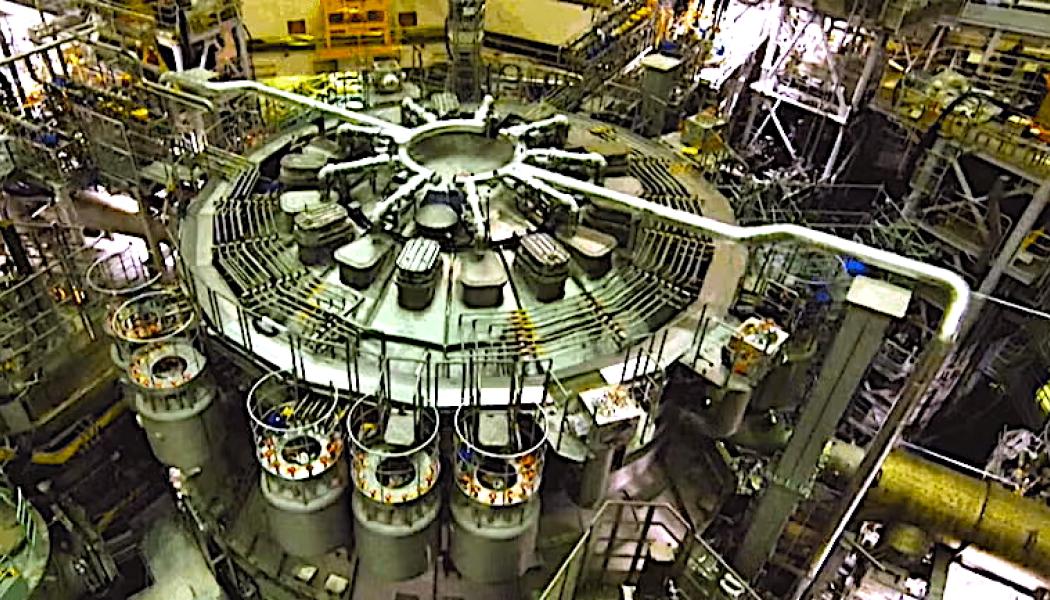 Kinesisk thorium reaktor. Prototypen nådde full driftseffekt i juni 2024, och nu – mer än ett år senare – har forskarna laddat om bränslet medan reaktorn fortfarande var i drift, något som aldrig tidigare gjorts i världen. Framgången tillkännagavs nyligen av Xu Hongjie, chef för det vetenskapliga teamet bakom toriumreaktorprojektet, under ett slutet möte vid Kinas vetenskapsakademi (CAS). – Vi befinner oss nu i framkanten av den globala kärntekniska innovationen, sade han.
Bild: Chinese Academy of Sciences (CAS)