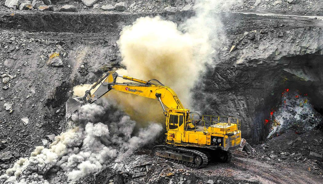 Kolfältet Jharia i Indien med rök och brinnande glöd som kommer från den underjordiska kolfältsbranden. Elden har brunnit i nästan ett sekel och fördrivit eller äventyrat hälsan för 100-tals tusentals människor.  Foto: Wikipedia Common. Kredit: TripodStories- AB