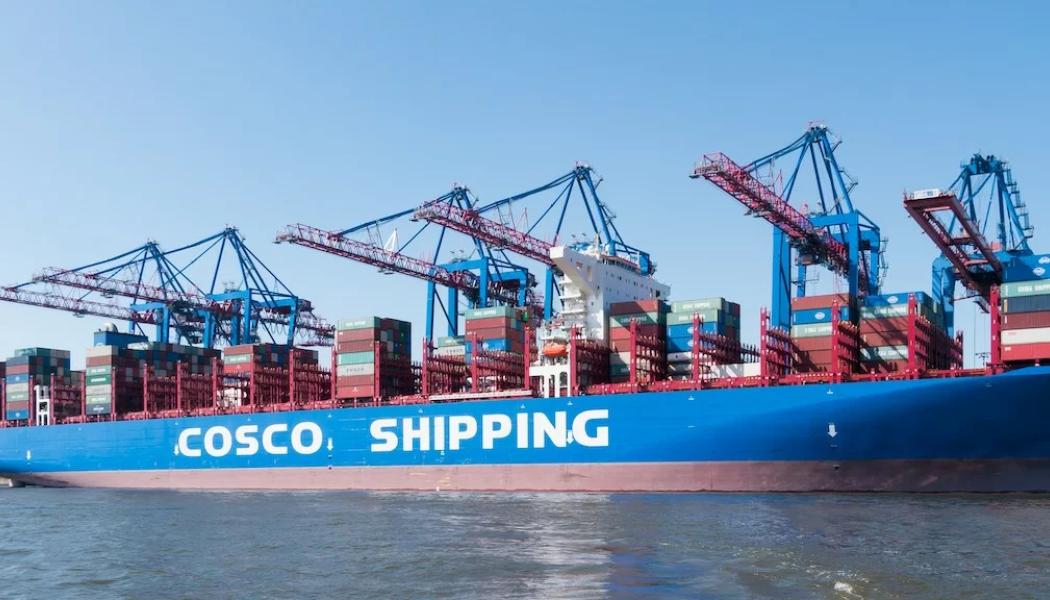 Det kinesiska konglomeratet COSCO har en av världens största flottor med containerfartyg och oljetankers. Foto: Wikipedia Common. Kredot: Matti Blume, CC-BY-SA 4.0