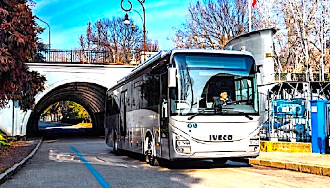 Iveco Crossway har uppmärksammats och belönats flera gånger för sin innovation och hållbarhet. Bland annat vann modellen International Bus & Coach Award 2017 och har vid flera tillfällen utsetts till Årets Hållbara Buss – 2018 för gasmodellen med lågt insteg, 2020 för en annan gasmodell, 2023 för Low Entry Hybrid Gas och 2024 för den elektriska versionen. Foto: Iveco Bus