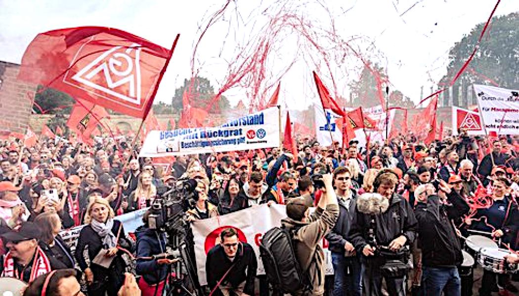 Tyska VW-anställda och metallfackets medlemmar demonstrerar och hotar med storstrejk i Hannover: Foto: IG Metall
