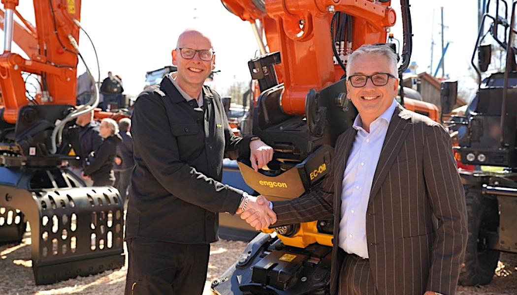 Krister Blomgren (vd Engcon, t.v.) och Francesco Quaranta (vd HCME). Foto: Engcon