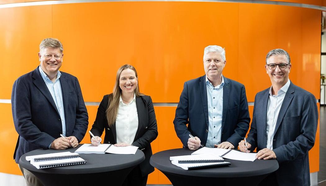 Från vänster: Hans Boels (vd för Lybover), Sandrina Sieverdingbeck och Uwe Rehren (båda vd för Deumu), Ioannis Giouvanitskas (Senior Executive Advisor, Lindemann Germany GmbH). Foto: Salzgitter AG