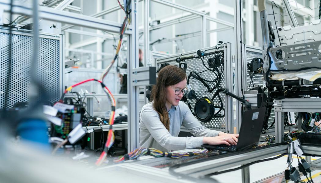 Cyberkriminella riktar i ökande grad in sig på industrins drift och operativa teknik, enligt Fortinet. Foto: ThisisEngineering/Unsplash