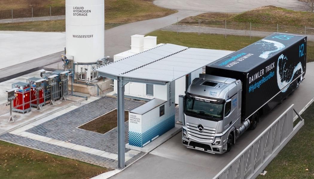 Vätgasdriven lastbil tankas. Källa: Daimler Benz
