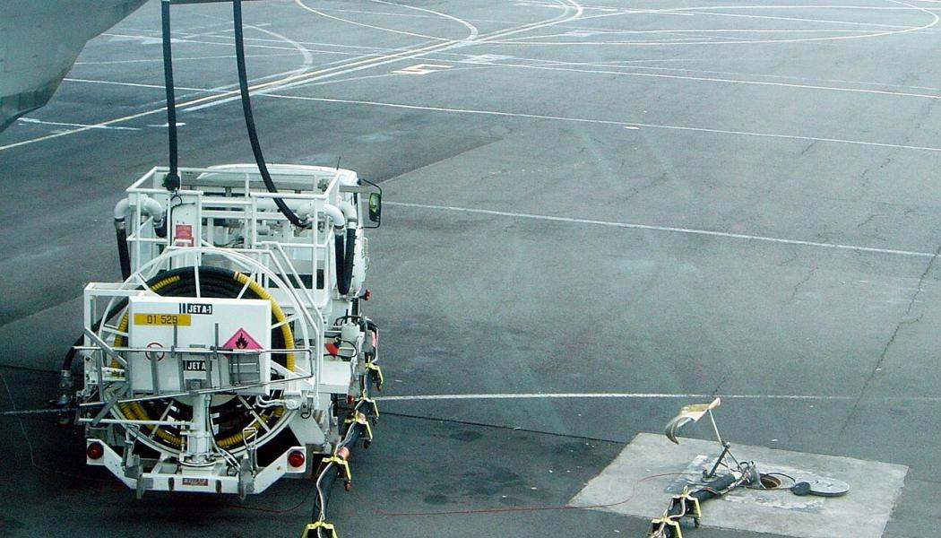 Tankning av flygbränsle. Foto: David Monniaux/Wikimedia Commons