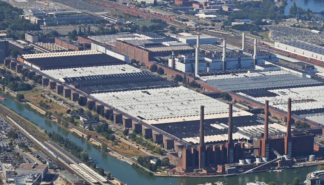 Volkswagen-fabrik i Wolfsburg. Flera stora europeiska bilfabriker har totalstopp i produktionen på grund av kriget i Ukraina. 
Audi, BMW, Mercedes, Porsche och Volkswagen har akut brist på reservdelar. BMW har nu totalstoppat all sin produktion. Foto: VW