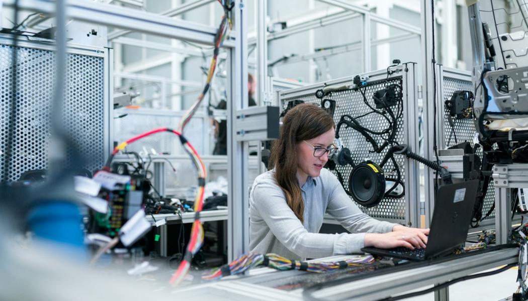 Elektronikingenjör genomför fordonstester. Foto: ThisisEngineering RAEng, Unsplash