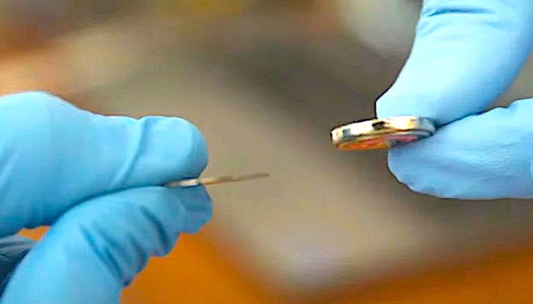 Den tunna batterienheten till vänster beräknas fungera i mer än 5 000 år. Foto: UKAEA