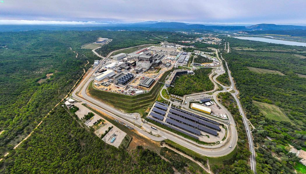 Internationella termonukleära experimentreaktorn (ITER) är en experimentell anläggning som byggs i Cadarache, Frankrike. Projektet är ett samarbete mellan flera länder, däribland EU, Japan, Kina, USA, Sydkorea och Indien, och syftar till att driva forskning om fusion. Reaktorn, som planeras att användas i ungefär 20 år, kommer att vara cylinderformad och kallas för en tokamak. Den mäter 24 meter i höjd och 30 meter i bredd.  Foto: ITER Organization/EJF Riche
