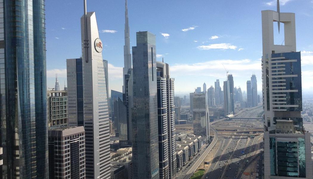 Utsikten från 43 våningen på Four Points by Sheraton Hotel: Sheikh Zayed Road i mitten, Trade Center 1 till höger och Trade Center 2 till vänster i Dubai, Förenade Arabemiraten. Foto: Wikipedia Common, Kredit: ianpudsey