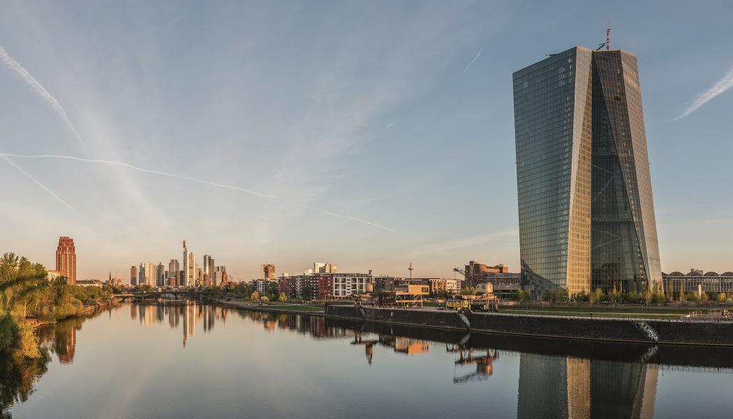 Europeiska centralbankens högkvarter (till höger i bilden) och Frankfurts silhuett i gryningen, sett från väster. Foto: Wikipedia Common Lic, kredit: DXR