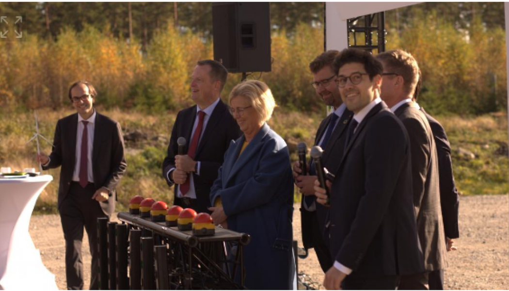 Energiminister Anders Ygeman i en glad invigning av ännu en vindkraftspark, Lyngsåsa, på 94,6 MW. Foto: BayWa r.e

 