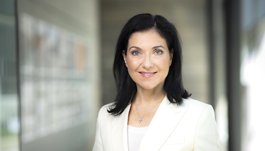 Katherina Reiche, minister för BMWi, Tysklands närings- och energidepartement, håller med om mycket av kritiken. Man hänvisar till förändrade geopolitiska villkor, överoptimistiska antaganden och regulatorisk osäkerhet som orsaker till förseningen. Foto: BMWi, Tysklands närings- och energidepartement.