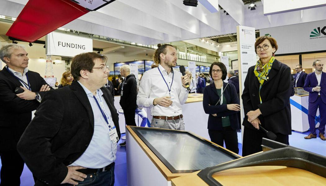 Tysklands forskningsminister Bettina Stark-Watzinger på Hannover Messe 2024 i samtal om Techno-Hyb-projektet. Foto: Volkswagen Group/ Enerkite