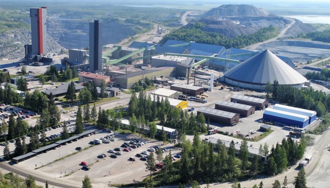 Outokumpu har nyligen slutfört ett omfattande expansionsprojekt i gruvan. Under perioden 2017–2023 investerade företaget mer än 280 miljoner euro i att fördjupa den underjordiska gruvan från 500 meter till 1 000 meter och i att införa ett nytt, högautomatiserat system för malmhantering och uppfordring. Dessa åtgärder säkerställer tillgången på krom till 2050-talet, och inga ytterligare större investeringar krävs för att dra nytta av den ökade mineralreserven. Foto: Outokumpu