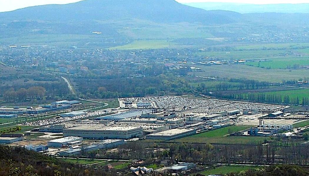 Zuzukis bilfabrik i Esztergom i Ungern. Foto: Wikipedia Common. Kredit: Villy
