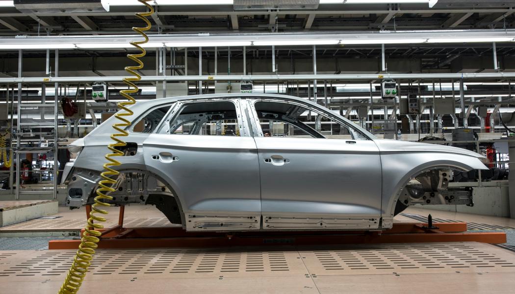 Ska verkligen Europas politiker med öppna ögon riskera att köra den europeiska fordonsindustrin som är en motor för tillväxt och välstånd i diket. Detta  samtidigt som europas globala konkurrenter, USA och Kina, fortsätter att dominera marknaden, frågar sig Bo Ericsson. Foto: carlos aranda/unsplash