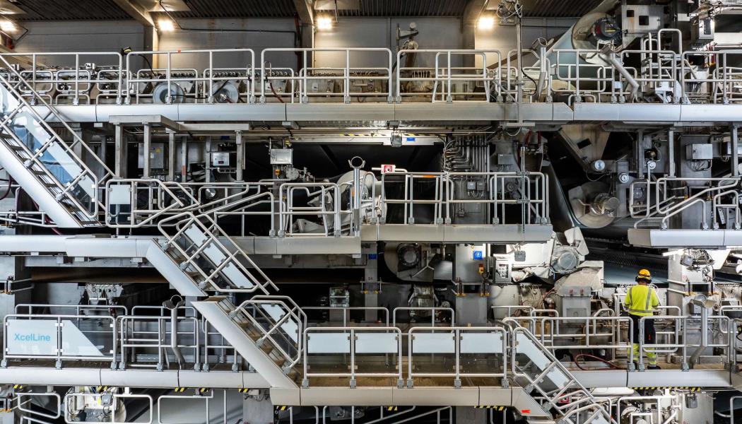 Produktionen baseras till stor del på inhemska råvaror – främst massaved från privata skogsägare i Finland, smådimensionerat virke samt sågverksflis. Restprodukter som bark och spån används för energiproduktion, och den biovärme som alstras levereras även till fjärrvärmenätet i Uleåborg. Foto: Stora Enso