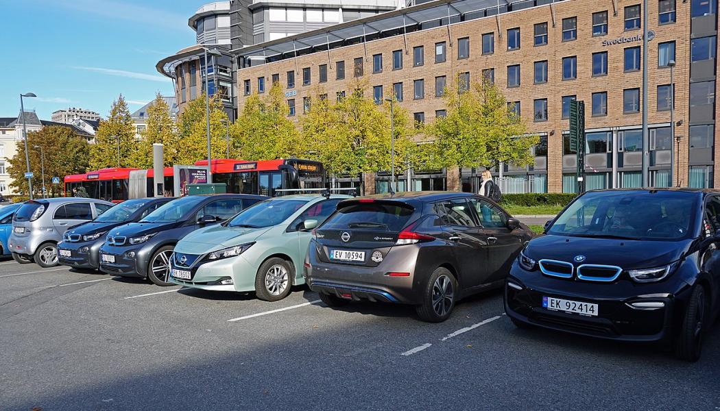 En exklusiv parkeringsplats med gratis laddning för elbilar i Oslo. Foto: Wikipedia Common Lic, kredit: Mariordo (Mario Roberto Durán Ortiz) 

