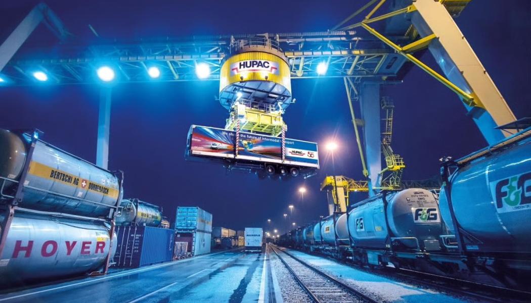 Intermodala godstransporter i en europeisk järnvägsterminal. Flera transportorganisationer varnar EU för att längre och tyngre lastbilar kan minska järnvägens konkurrenskraft. Foto: Hupac.