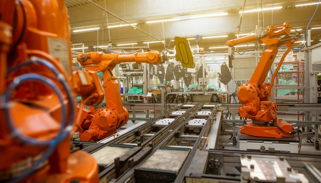 Automatiska robotar i industriell fabrik för montering av fordonsprodukter, fordonskoncept Foto: Simon Kadula/Unsplash