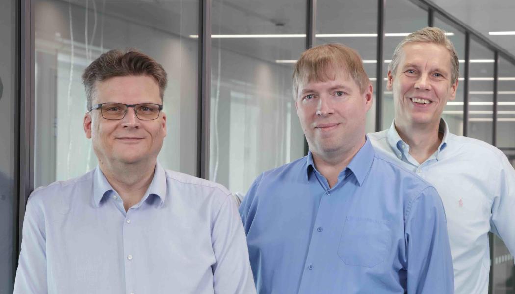 Gruppfoto, från vänster: Jussi Roivainen (chefdesigner, medgrundare), Martti Forsell (CTO och chefsarkitekt, medgrundare) och Timo Valtonen (VD, medgrundare): Foto: Flow Computing/VTT