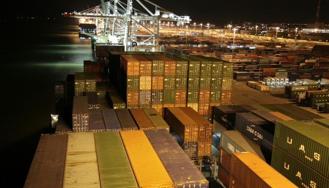 Containers i hamn lastas. Foto: Bernd Dittrich/Unsplash