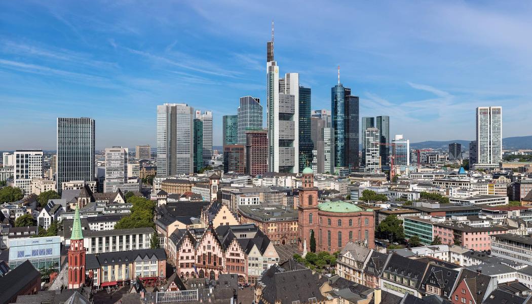 Tyska bank- och börsmetropolen Frankfurts historiska centrum med Frankfurts skyline i bakgrunden. Foto: Wikipedia Common, kredit: Thomas Wolf, 