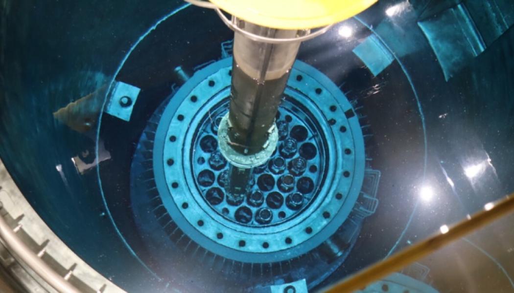 Här flyter nytt bränsle in i kärnkraftsverket i Lovisa. Fortum har dock säkrat sitt framtida bränslebehov genom ett nytt avtal med Westinghouse och ett lager av färskt bränsle. Detta säkerställer att Lovisa kan fortsätta sin drift fram till den tidpunkt då en ny upphandling av bränsle leverantörer genomförs som en del av livstidsförlängningen för anläggningen. Foto: Fortum