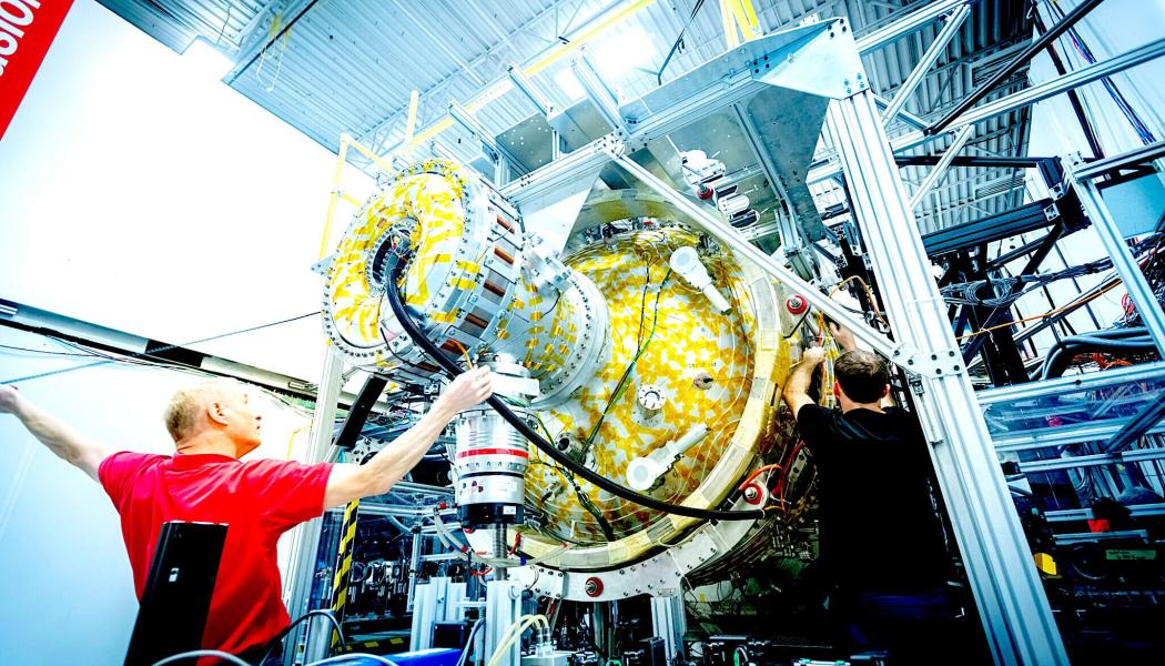 General Fusion designar och bygger LM26, en integrerad demonstration av företagets MTF-teknologi, för att uppnå fusionsförhållanden på över 100 miljoner grader Celsius senast 2025 och göra framsteg mot vetenskaplig energibalansering till 2026. Tidigare uppnådde General Fusion symmetrisk kompression av en fast litiumring – ett nödvändigt steg för att skala upp LM26-kompressionssystemet. Foto: General Fusion