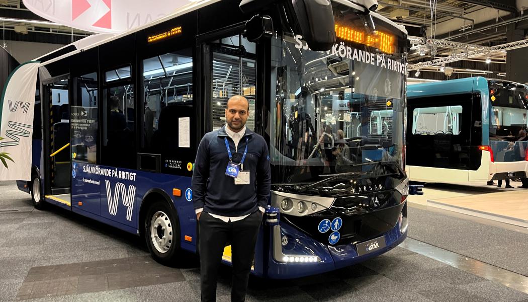Bildtext: Semir Aydin från turkiska Karsan berättade om företagets autonoma buss på kollektivtrafikmässan Persontrafik 2024 i Göteborg.
Foto Anders Carlsson/Conventus 