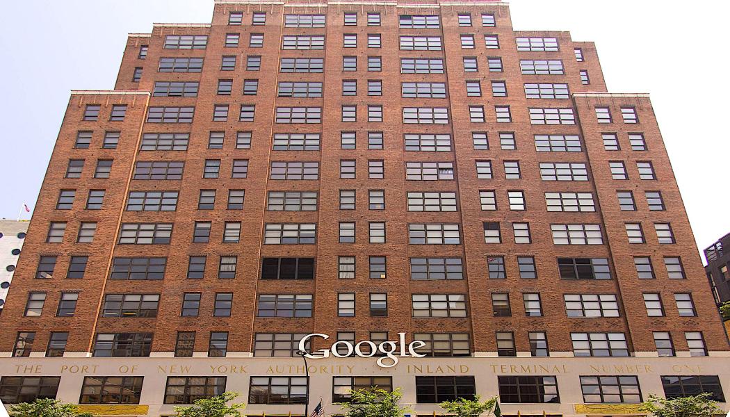 Googles kontorsbyggnad i New York rymmer företagets största annonsförsäljningsteam. Ett fotografi av fasaden mot Ninth Avenue på 111 Eighth Avenue i Chelseadistriktet på Manhattan. Bilden visar Googles nyligen tillagda företagslogotyp – företaget är nuvarande ägare och största hyresgäst i byggnaden vid tiden då fotografiet togs. Foto: Wikipedia Common. Kredit: Scott Roy Atwood –