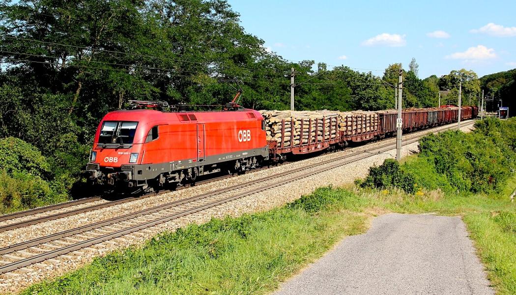 Österrikiskt godståg på väg. Det är tydligt att medan den globala godsvagnsmarknaden visar en positiv tillväxt, står Europa inför betydande utmaningar som kräver strategiska åtgärder för att säkerställa framtida konkurrenskraft och hållbar utveckling inom branschen. Foto: Wikipedia Common, Kredit: ÖBB399, 
