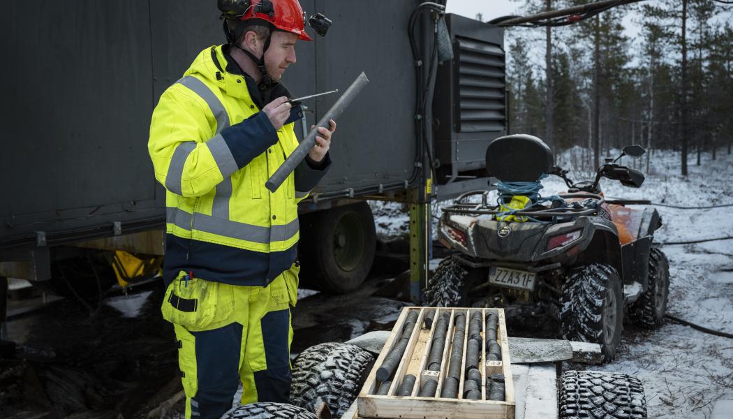 Geolog Alexander Coope vid prospekteringsborrigg utanför Gällivare. Foto: Hans Berggren/LKAB