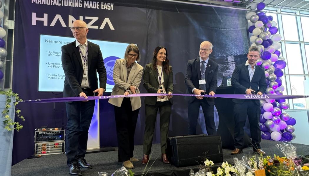 Invigningen av fabriken med försvarsminister Pål Jonson, t.h. Foto: Hanza