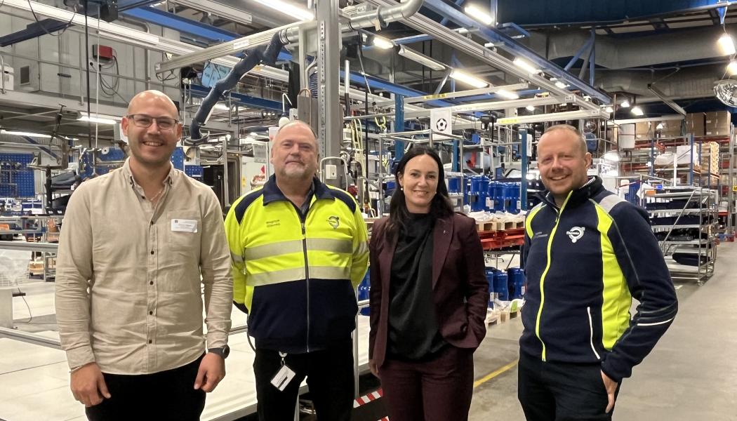 Från vänster: Jimmy Olsson, Account manager Hanza, Magnus Glavmo, CEO Thermia, Veronica Svensson Sales director HANZA, Mathias Axelsson Löfvenholm, Inköpschef Thermia. Foto: Hanza