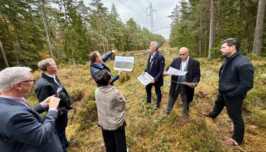 Håvard Kristiansen från Norsk Kjernekraft AS visar upp platsen för vad de hoppas ska bli Haldens nya kärnkraftverk. Här flankeras han av sin chef Jonny Hesthammer och gäster från den kanadensiska kärnkraftsindustrin. Foto: Norsk Kjernekraft AS. Kedit: Jan M. Moberg