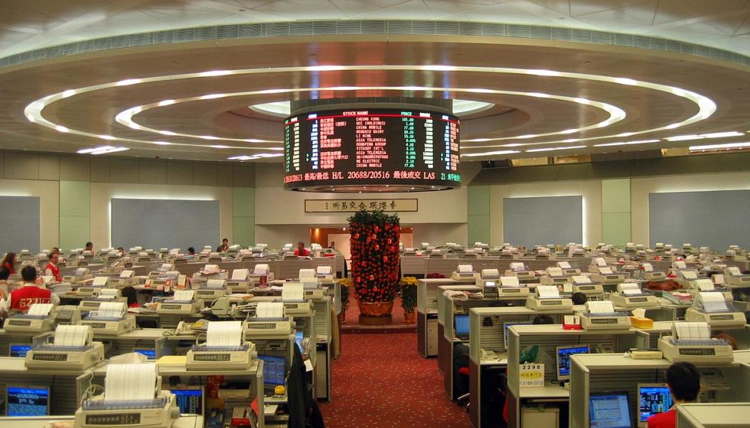 Börsen i Hongkong.The Stock Exchange of Hong Kong Limited, handelslobbyn. Foto: Wikipedia Common. kredit: Wing